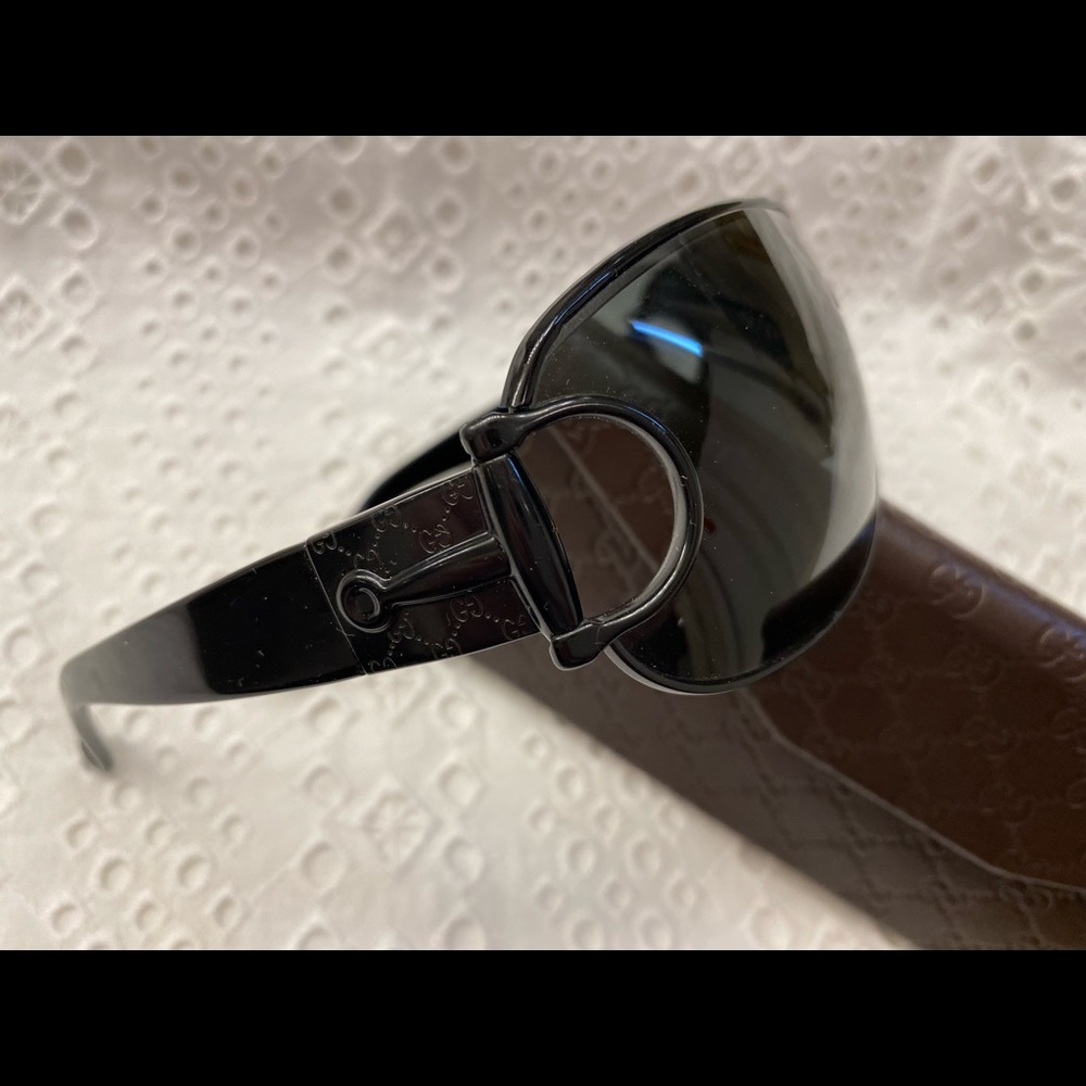 Gucci sunglasses AND case w/ classic horseshoe in black